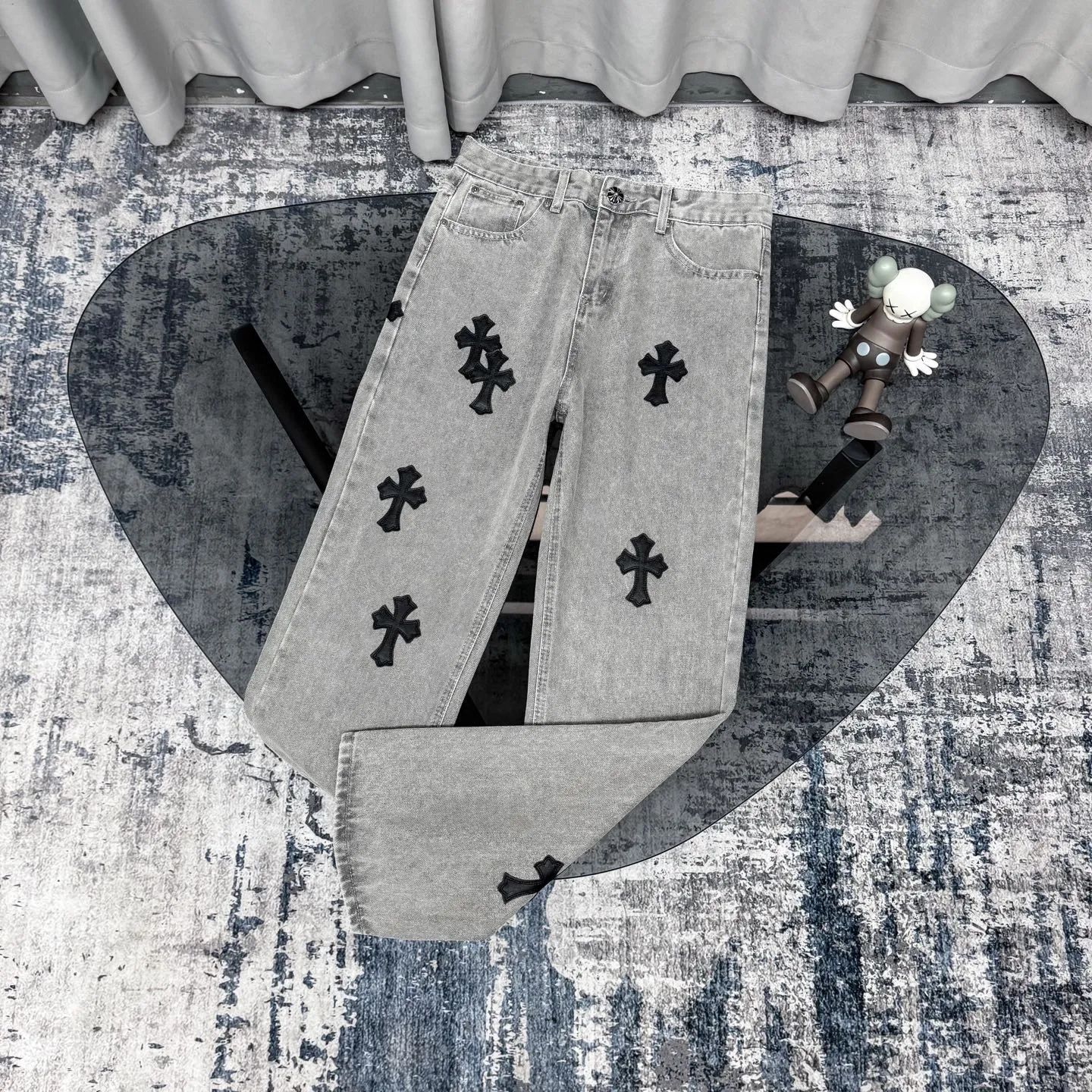 P230 Chrome Hearts CH Chrome Hearts Heavy Industry Damaged High Street Jeans exude unruly personality and unique charm. Every wear and tear is carefully designed to present a unique artistic feel. Made of imported denim fabric, which has undergone heavy industrial washing and destruction treatment, the trousers show a super cool effect on the upper body, allowing you to dominate the fashion stage.  This is more than just a pair of jeans, it is an expression of attitude. With its unique design concept and ultimate pursuit of details, Croxin breaks traditional boundaries and defines the jeans trend in the new era. The trousers are made of double-layer woven fabric and matched with customized hardware, showing an incomparably beautiful and unique style, making every wearer the focus of fashion. Imported denim fabric, super heavy-duty washed and damaged, the upper body is super cool! Customized hardware. Unbeatable and beautiful style. The production process is difficult. Full of high street feel. Color: Gray Size: S M L XL XXL